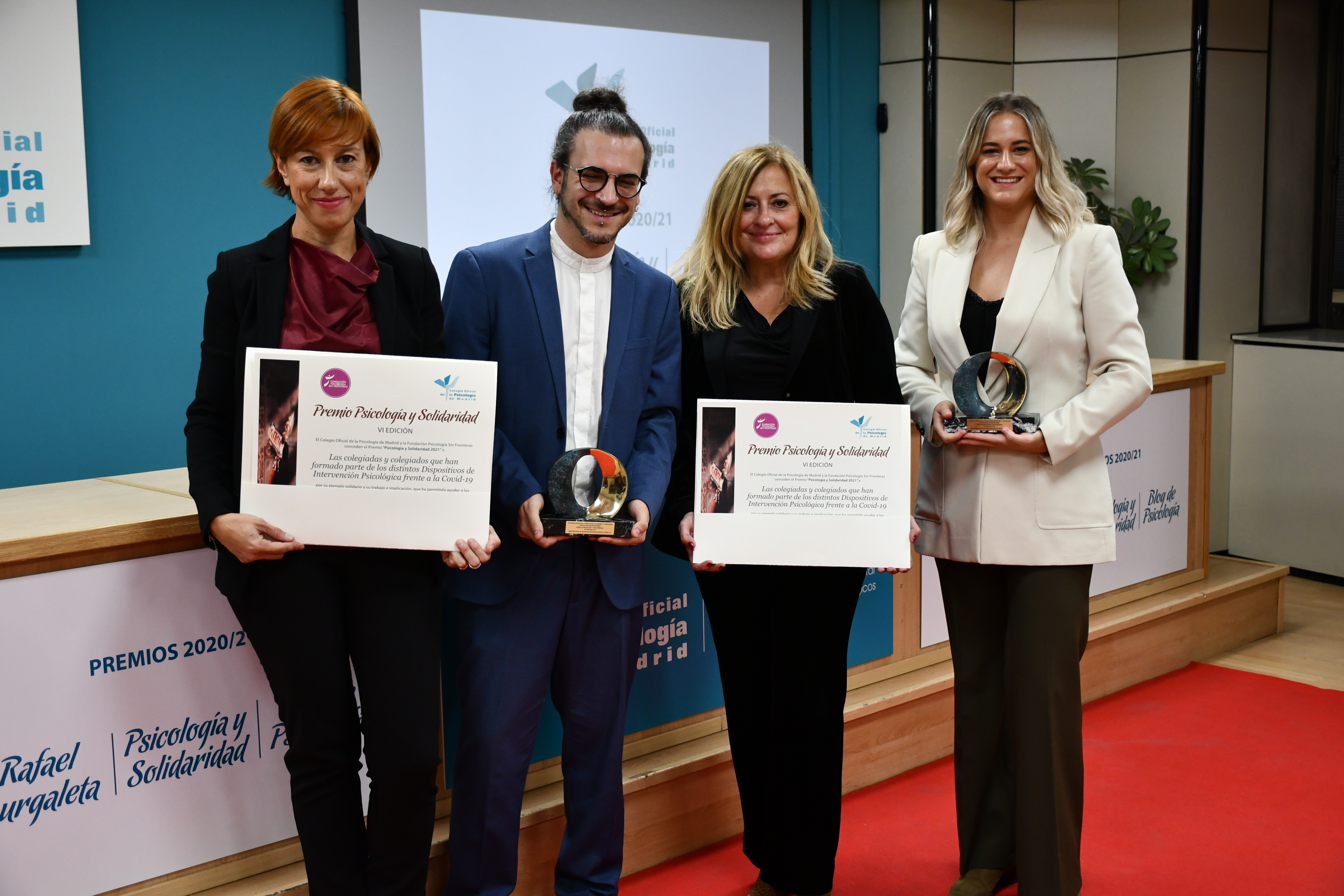 María Paz García-Vera y Sara Liébana reciben el premio Psicología y Solidaridad en nombre de los psicólogos que participaron en el servicio de atención psicológica a los afectados por la COVID-19 del Consejo General de la Psicología de España